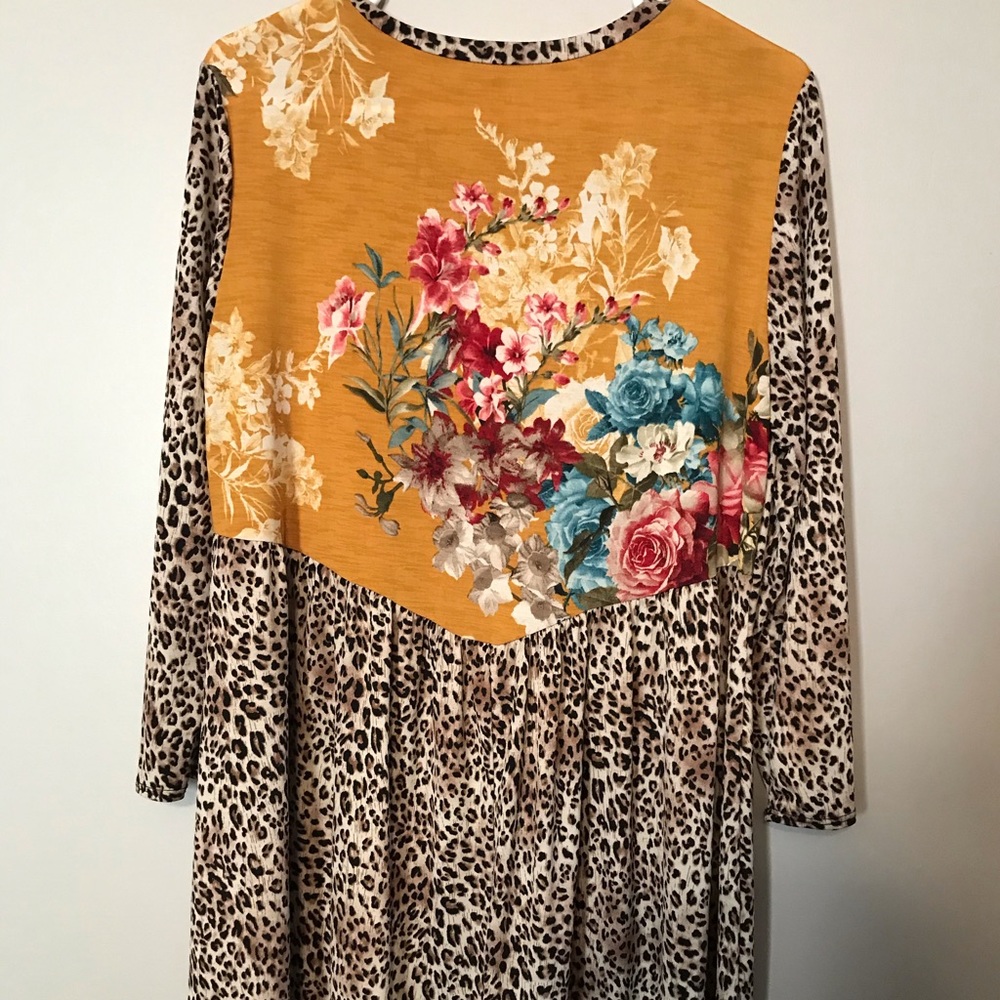 Women’s Boutique Leopard & Floral Tunic Size Large